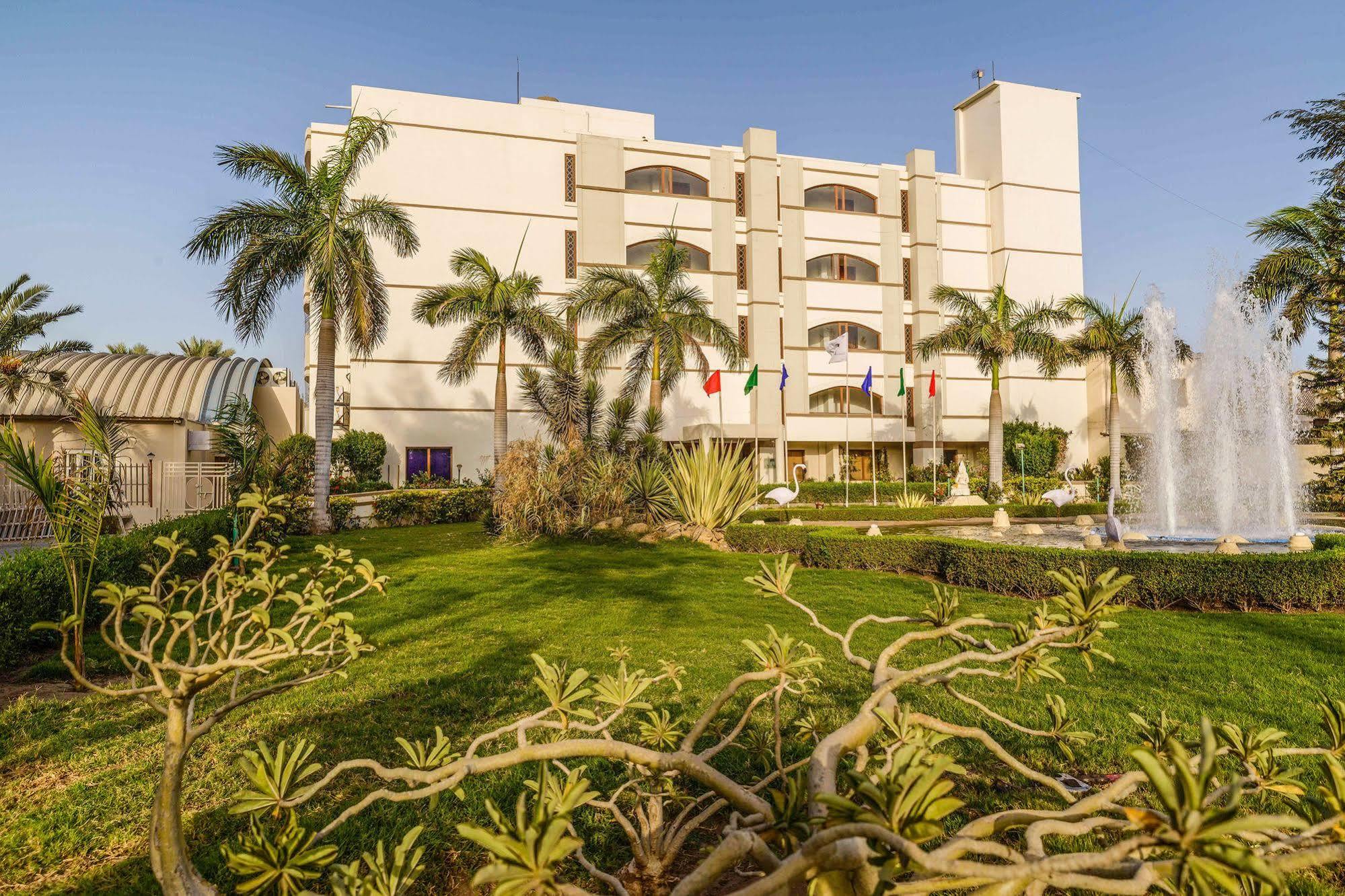 Quality Inn Palms Gāndhīdhām Buitenkant foto