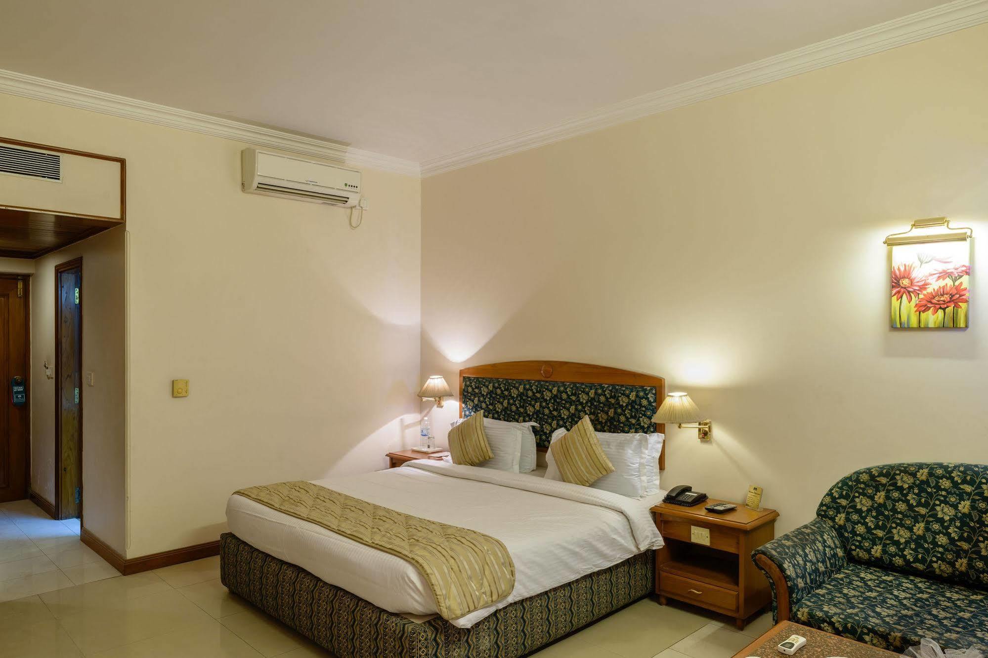Quality Inn Palms Gāndhīdhām Buitenkant foto